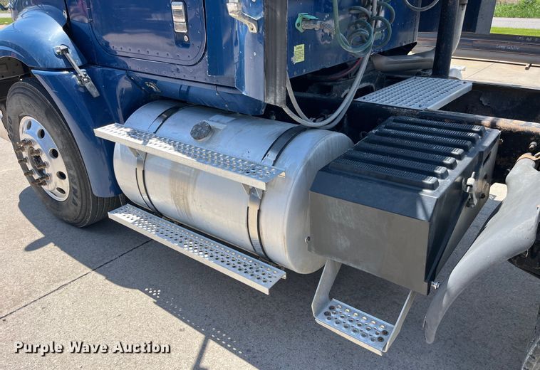 image for item LD9477 2005 International 9200i semi truck