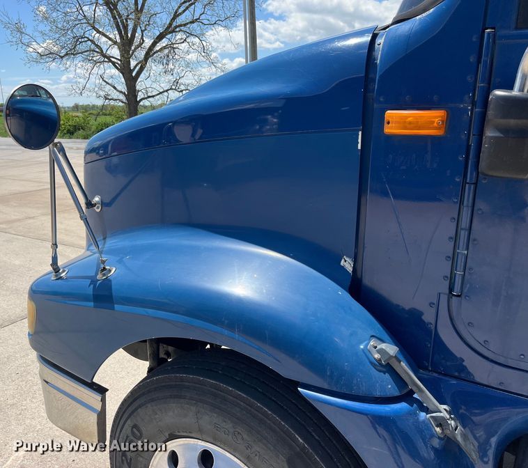 image for item LD9477 2005 International 9200i semi truck