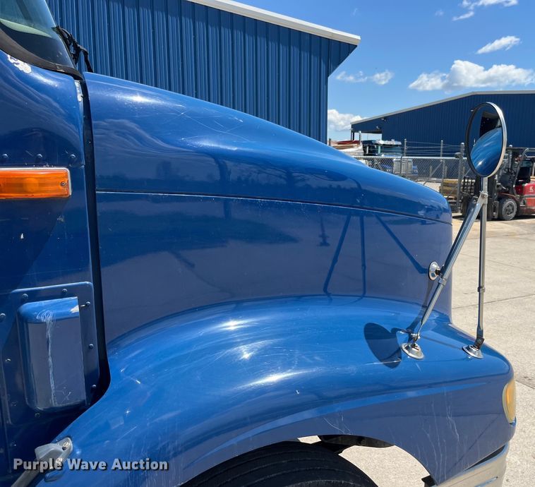 image for item LD9477 2005 International 9200i semi truck