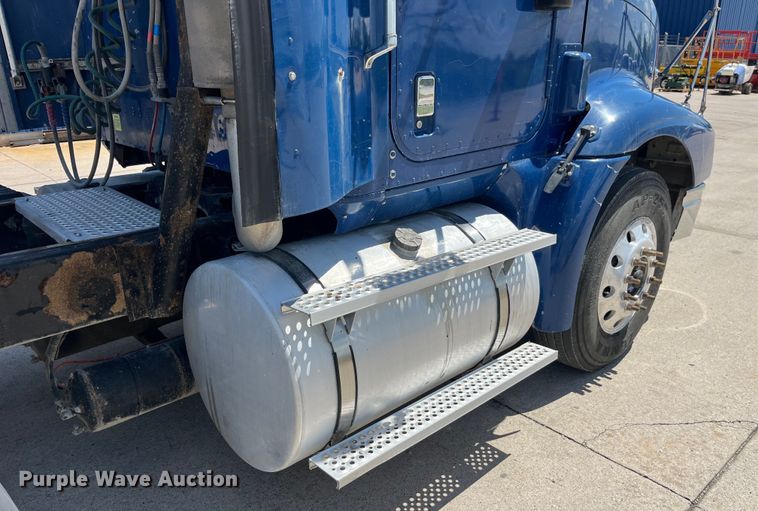 image for item LD9477 2005 International 9200i semi truck