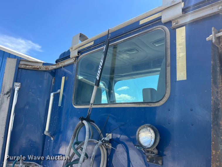 image for item LD9477 2005 International 9200i semi truck