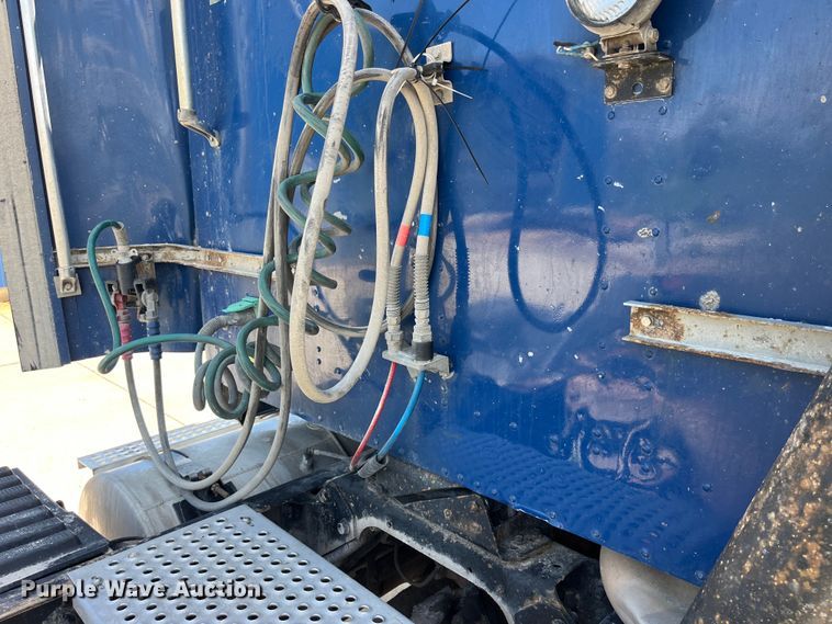 image for item LD9477 2005 International 9200i semi truck