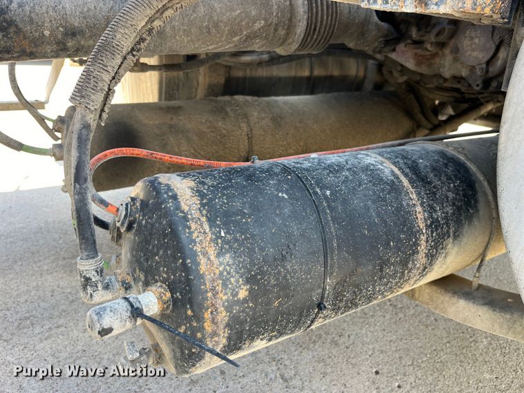 image for item LD9477 2005 International 9200i semi truck