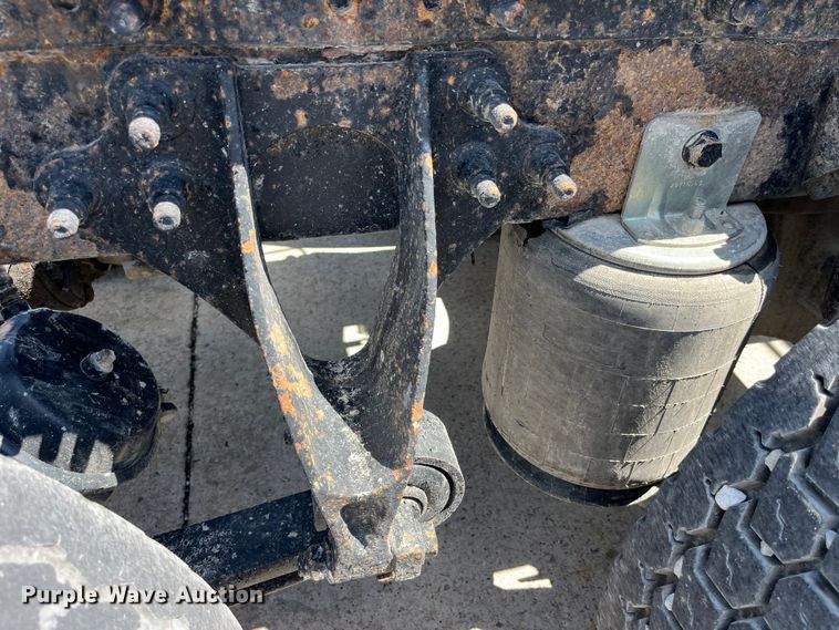 image for item LD9477 2005 International 9200i semi truck