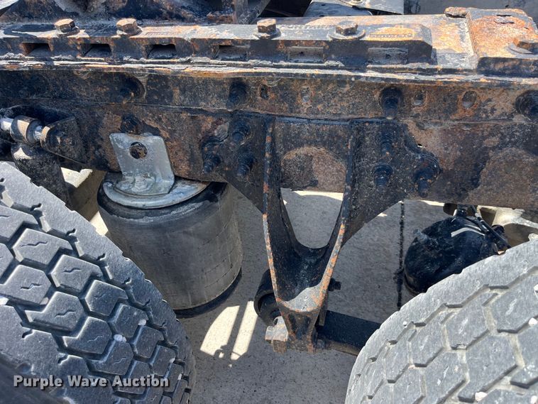 image for item LD9477 2005 International 9200i semi truck