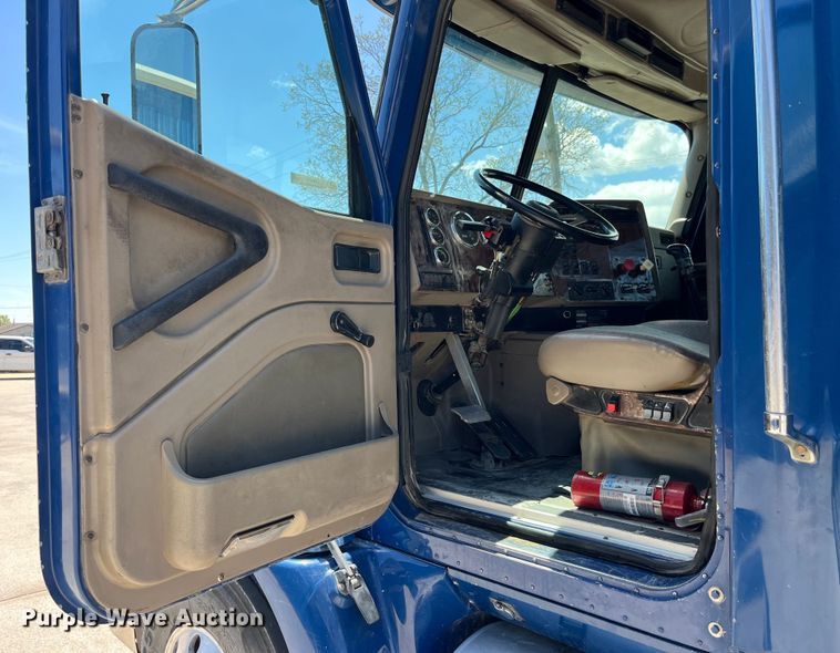 image for item LD9477 2005 International 9200i semi truck