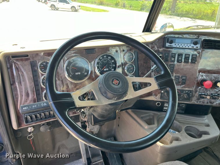 image for item LD9477 2005 International 9200i semi truck