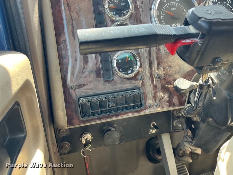 image for item LD9477 2005 International 9200i semi truck