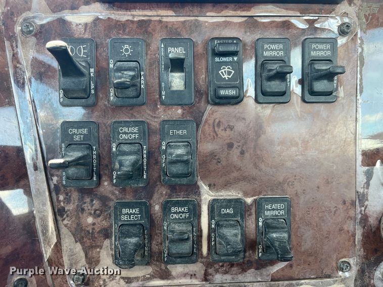 image for item LD9477 2005 International 9200i semi truck