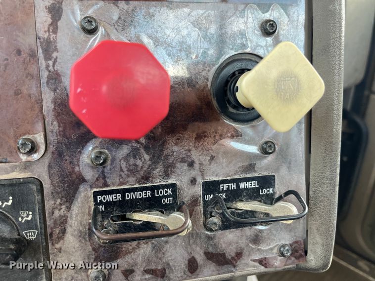 image for item LD9477 2005 International 9200i semi truck