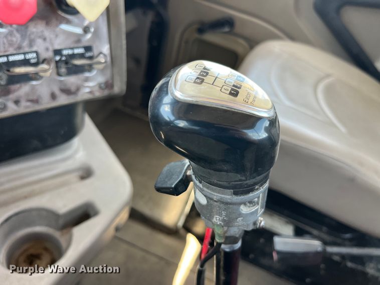 image for item LD9477 2005 International 9200i semi truck