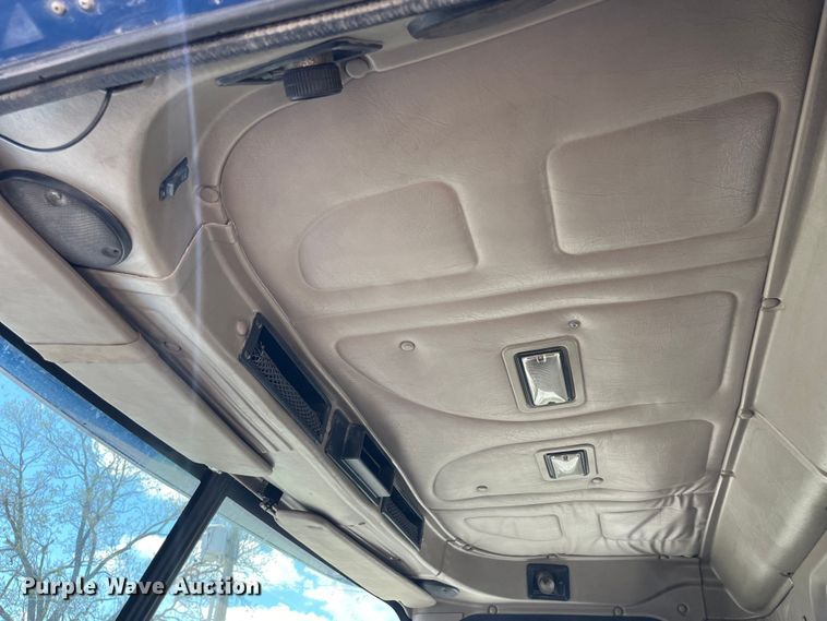 image for item LD9477 2005 International 9200i semi truck