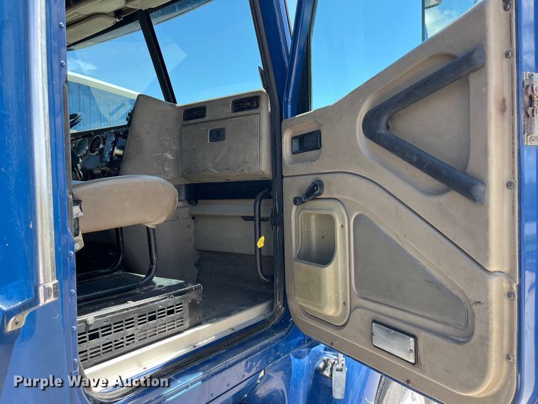 image for item LD9477 2005 International 9200i semi truck