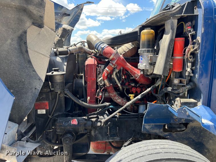 image for item LD9477 2005 International 9200i semi truck