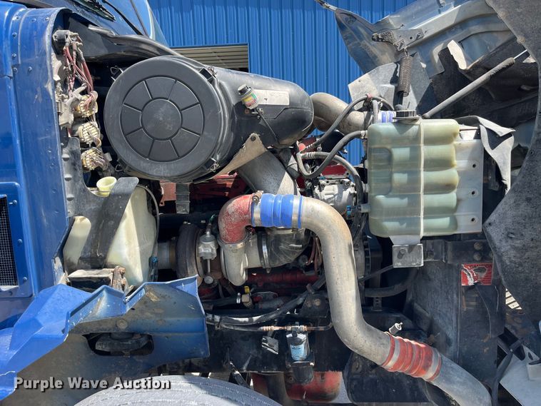 image for item LD9477 2005 International 9200i semi truck