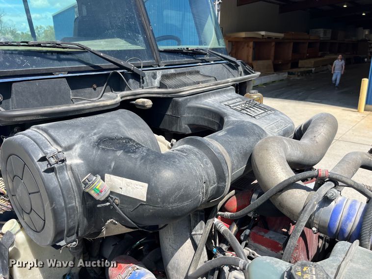 image for item LD9477 2005 International 9200i semi truck