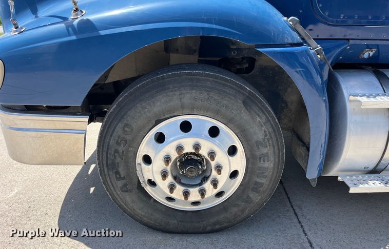 image for item LD9477 2005 International 9200i semi truck