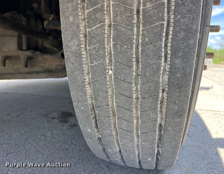 image for item LD9477 2005 International 9200i semi truck