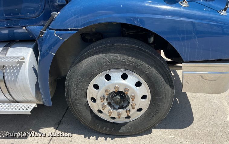 image for item LD9477 2005 International 9200i semi truck