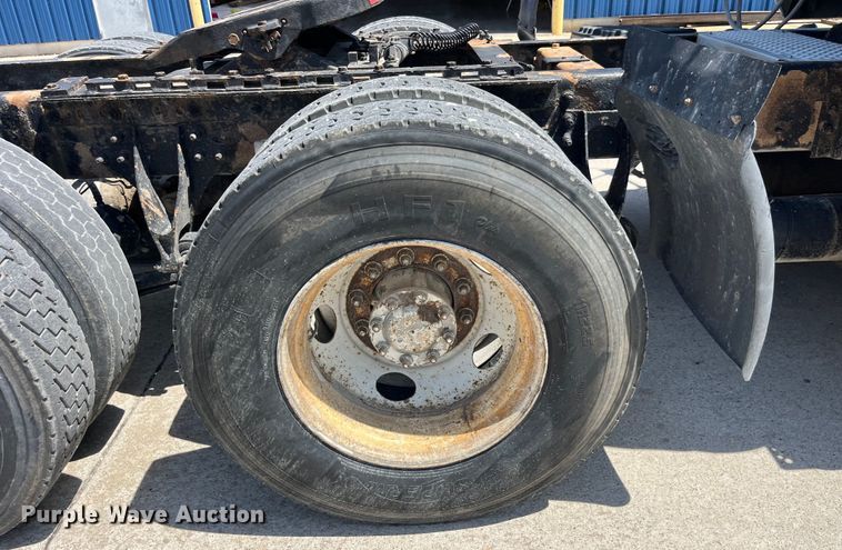 image for item LD9477 2005 International 9200i semi truck