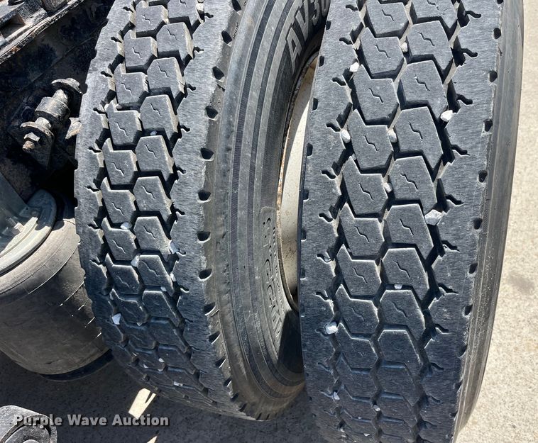 image for item LD9477 2005 International 9200i semi truck