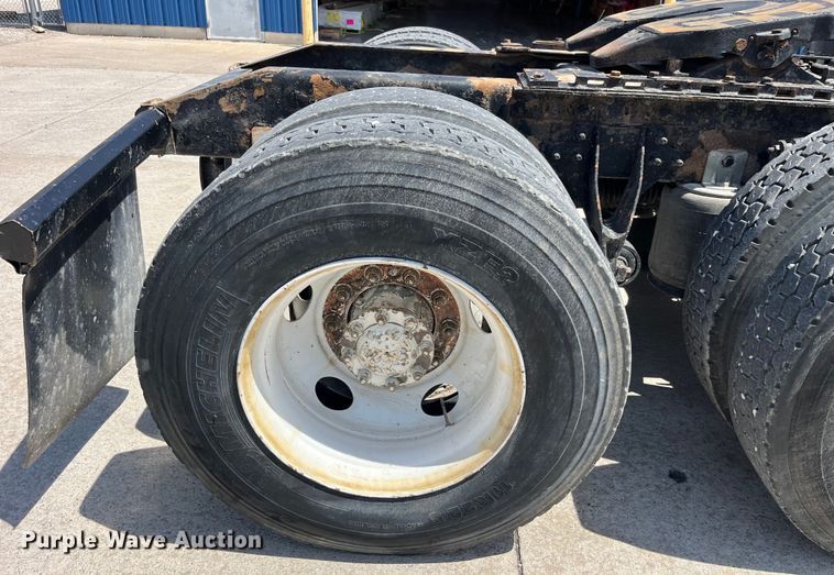 image for item LD9477 2005 International 9200i semi truck