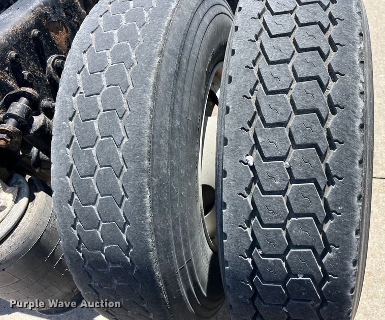 image for item LD9477 2005 International 9200i semi truck