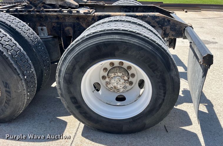 image for item LD9477 2005 International 9200i semi truck