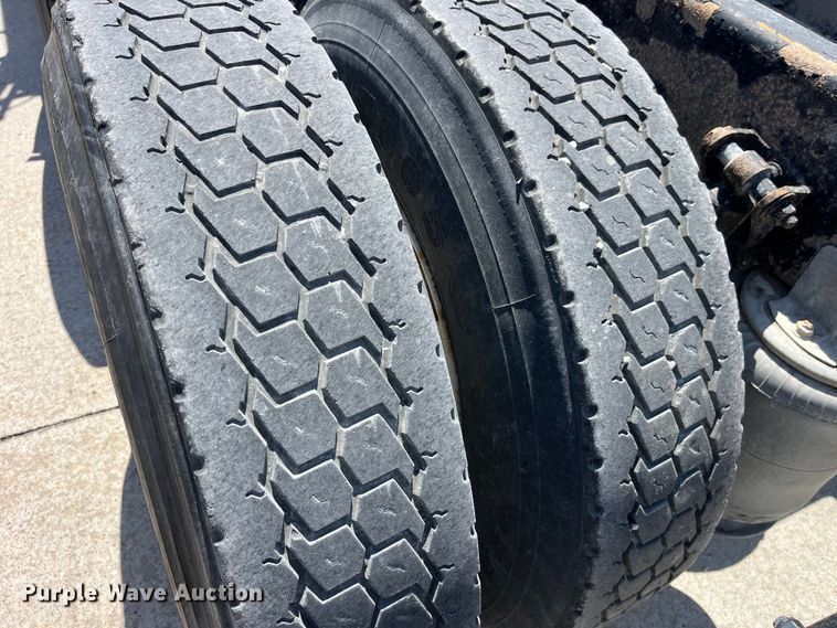 image for item LD9477 2005 International 9200i semi truck