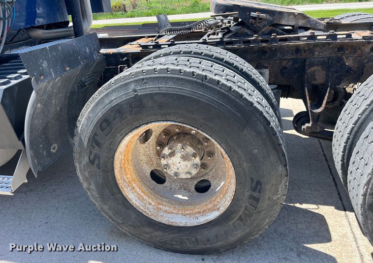 image for item LD9477 2005 International 9200i semi truck