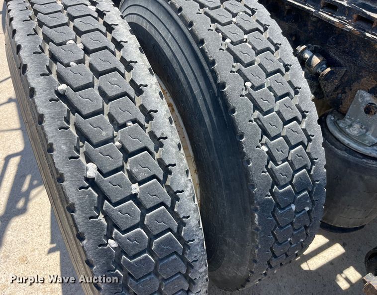 image for item LD9477 2005 International 9200i semi truck