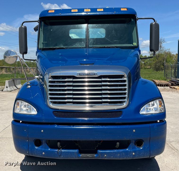 image for item LD9478 2007 Freightliner Columbia semi truck