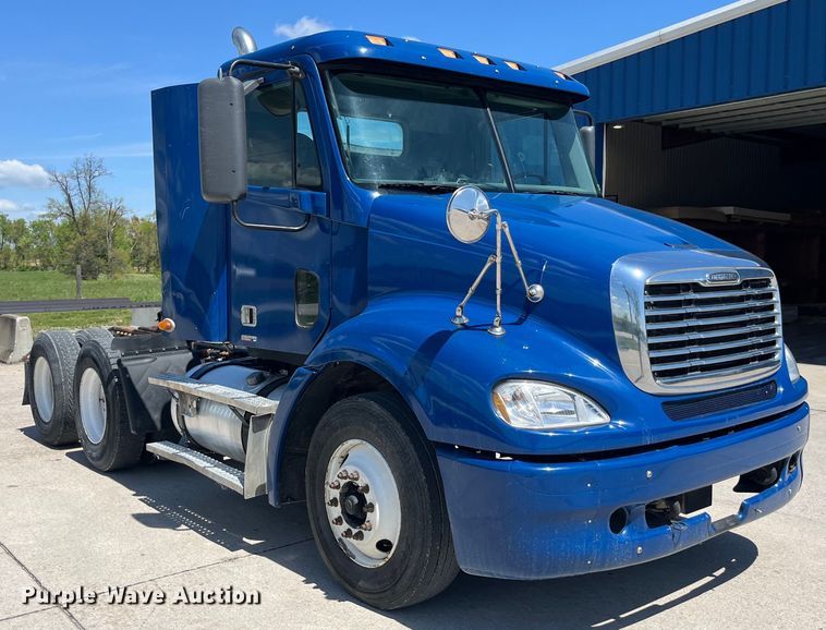 image for item LD9478 2007 Freightliner Columbia semi truck