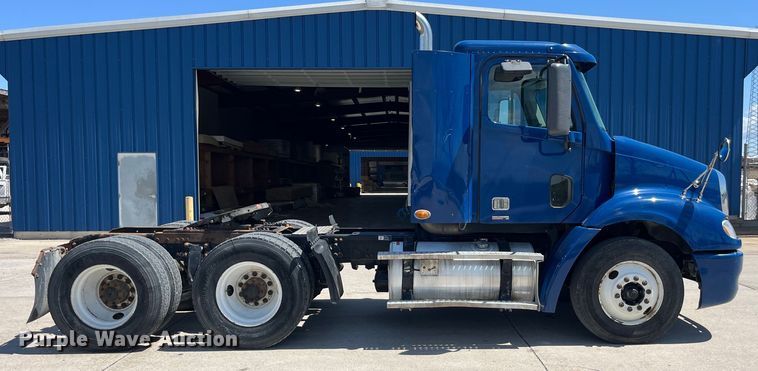 image for item LD9478 2007 Freightliner Columbia semi truck