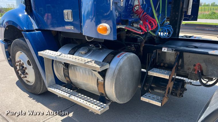 image for item LD9478 2007 Freightliner Columbia semi truck