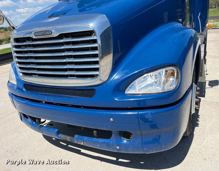 image for item LD9478 2007 Freightliner Columbia semi truck