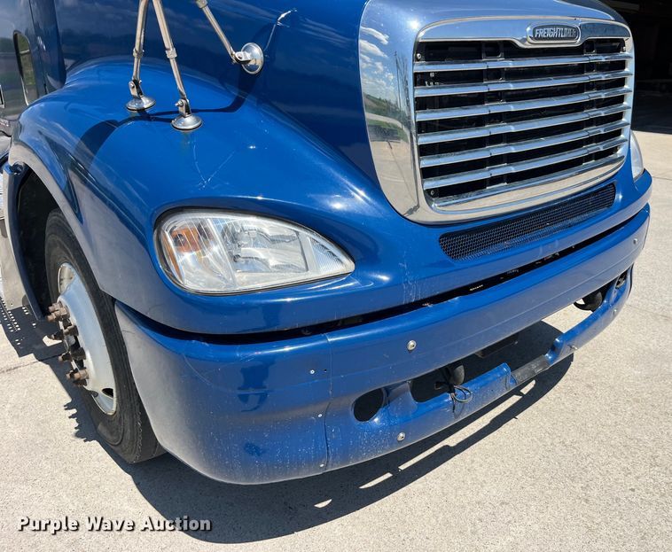 image for item LD9478 2007 Freightliner Columbia semi truck