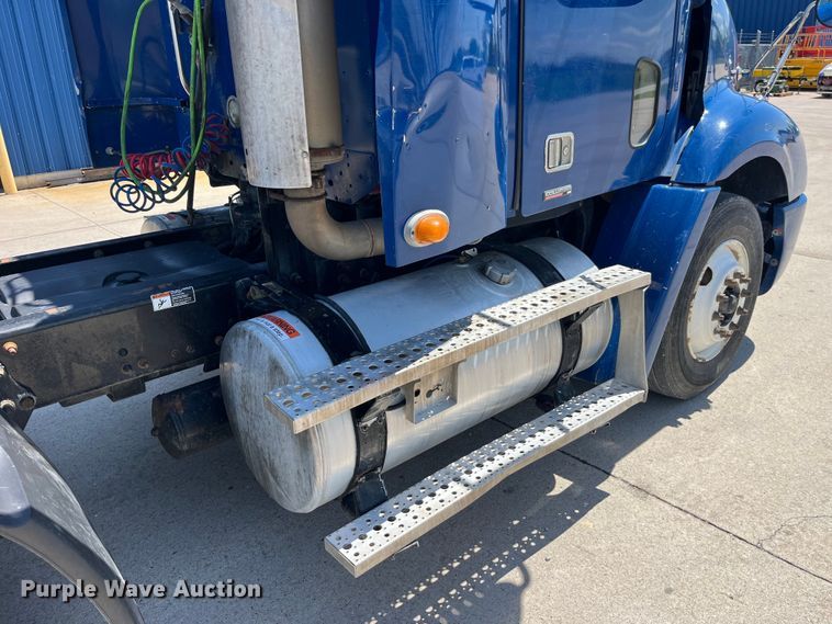 image for item LD9478 2007 Freightliner Columbia semi truck