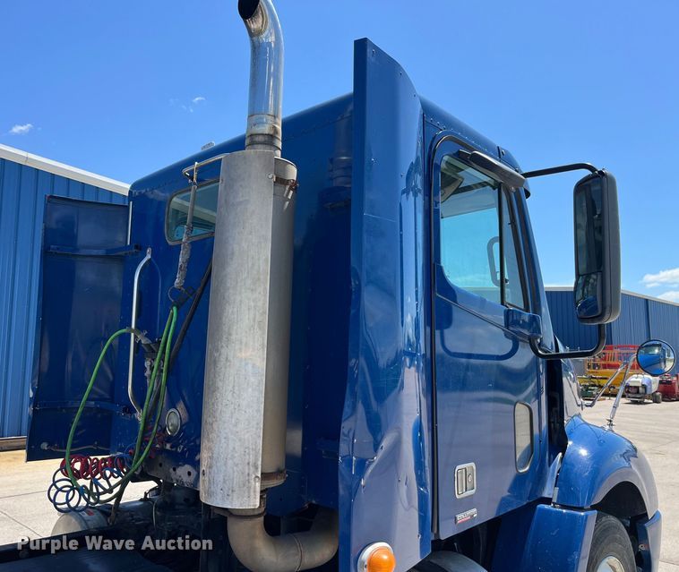 image for item LD9478 2007 Freightliner Columbia semi truck