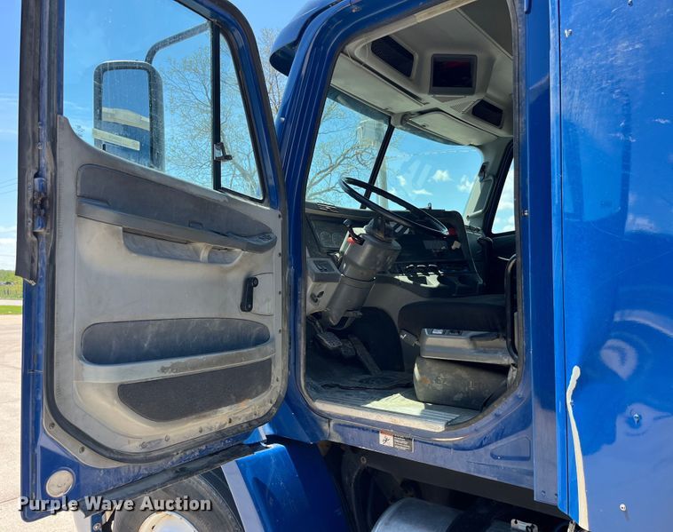 image for item LD9478 2007 Freightliner Columbia semi truck