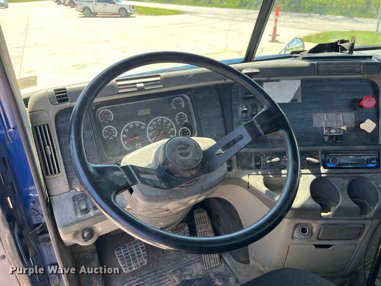image for item LD9478 2007 Freightliner Columbia semi truck