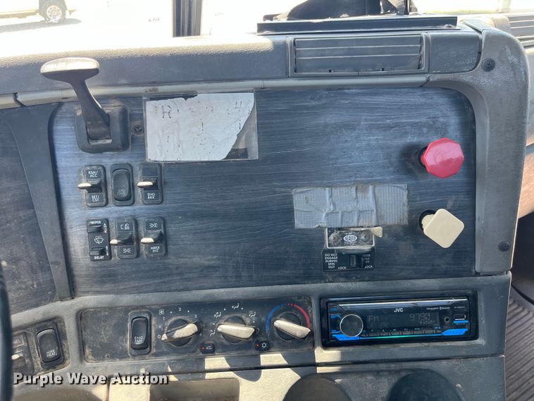 image for item LD9478 2007 Freightliner Columbia semi truck