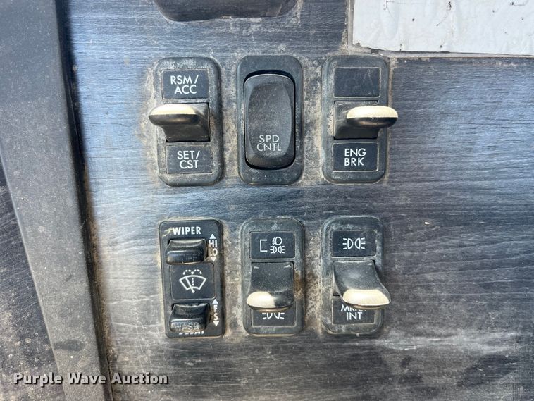 image for item LD9478 2007 Freightliner Columbia semi truck