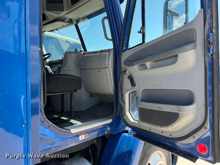 image for item LD9478 2007 Freightliner Columbia semi truck