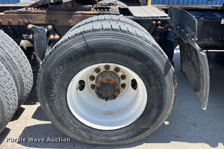 image for item LD9478 2007 Freightliner Columbia semi truck