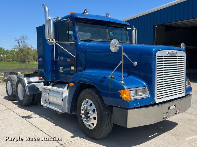 image for item LD9479 2000 Freightliner FLD semi truck