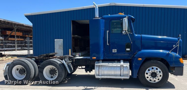 image for item LD9479 2000 Freightliner FLD semi truck