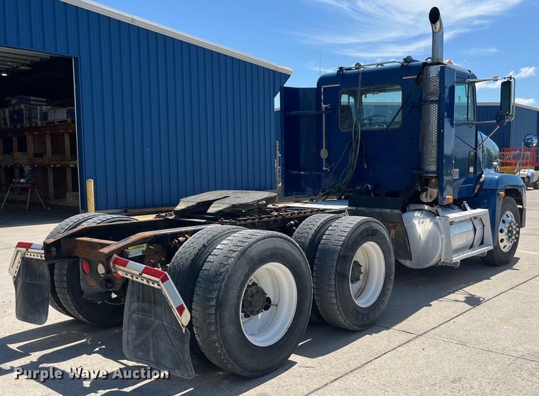 image for item LD9479 2000 Freightliner FLD semi truck