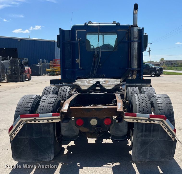 image for item LD9479 2000 Freightliner FLD semi truck