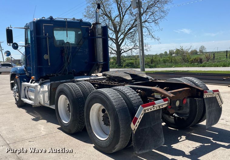 image for item LD9479 2000 Freightliner FLD semi truck